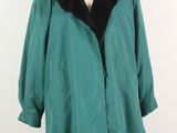 manteau vert à col en fourrure noire, présenté sur un mannequin