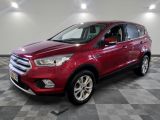 Une Ford Escape rouge de 2017 est exposée dans un showroom