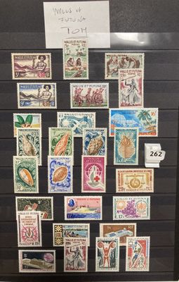 une photo d'un réfrigérateur sur lequel sont collés des timbres