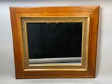 une image représentant un tableau représentant un miroir accroché au mur