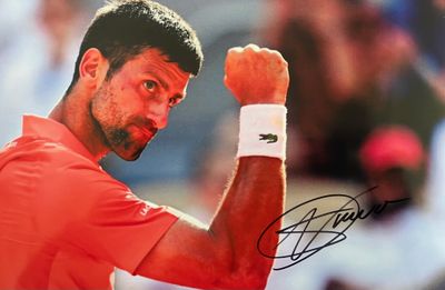photo dédicacée d'un joueur de tennis levant le poing en l'air