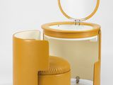 une photo d'une coiffeuse avec un tabouret et un miroir