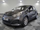 la voiture grise est garée sur un sol en damier dans le garage