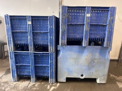 deux caisses bleues posées l'une à côté de l'autre dans un garage