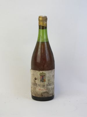 une bouteille de vin posée sur une table