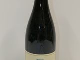 une bouteille de vin posée sur une table