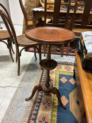 plusieurs chaises et une table dans une pièce dont le sol est recouvert d'un tapis