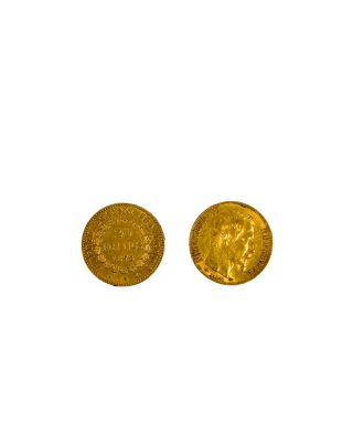 une paire de pièces d'or sur fond blanc