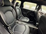 l'intérieur d'une voiture équipée d'un toit ouvrant et de sièges en cuir