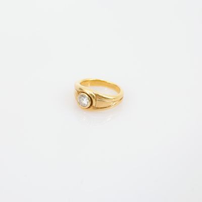 Gros plan sur une bague en or ornée d'un diamant