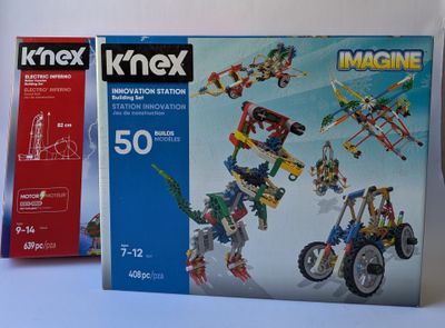 deux boîtes de legos posées sur une table