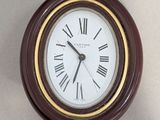 une horloge avec des chiffres romains sur le cadran