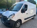 la camionnette blanche est garée dans le parking à côté d'autres voitures