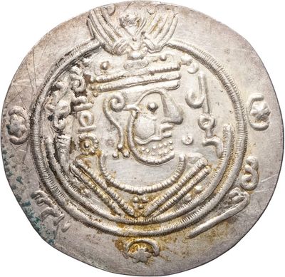 Gros plan sur une pièce d'argent ornée d'une couronne