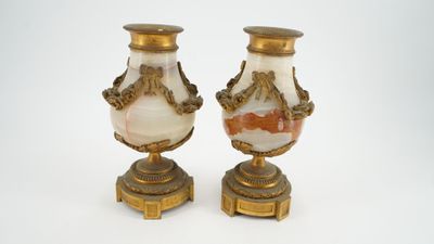deux vases superposés sur une table