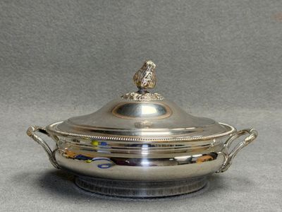 Légumier en métal argenté. H. :13 cm.