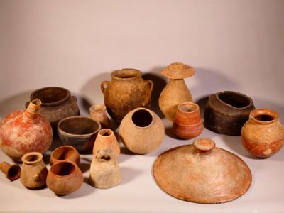 Fort lot de seize vases, coupes et couvercles en terre cuite…