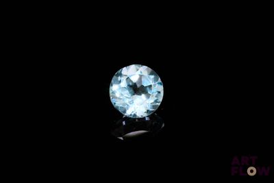 gros plan d'un diamant bleu sur une surface noire