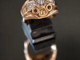 Gros plan sur une bague en or ornée d'un diamant