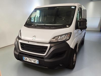 une camionnette blanche garée dans un garage