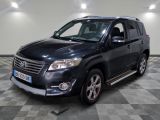 La Toyota Highland noire est garée dans une pièce au sol carrelé.