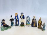 de nombreuses figurines de différentes tailles et couleurs