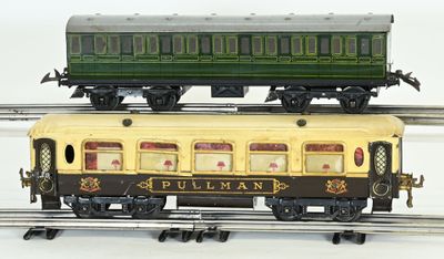 deux wagons sur les rails, dont un vert et un jaune