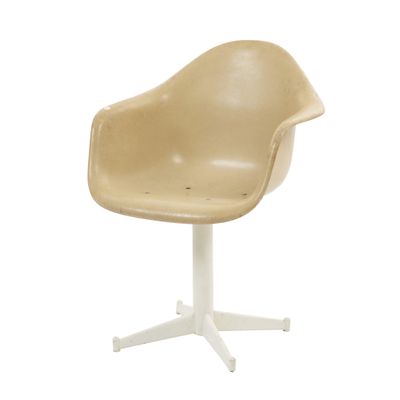 une image représentant une chaise avec un piètement blanc sur fond blanc