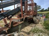 un tracteur garé sur le bord de la route