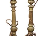 une paire de bougeoirs anciens en laiton surmontés de bougies