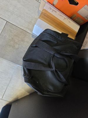 un sac noir posé sur une chaise noire