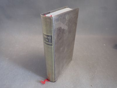un livre posé sur une table