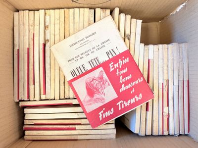 une boîte remplie de livres qui se trouvent dans une boîte