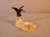 une figurine représentant un oiseau perché sur une chaussure