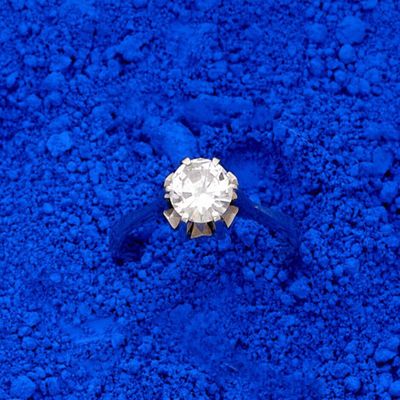 Bague solitaire en or gris 18k (750e), ornée d’un diamant ta…