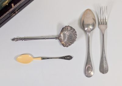 beaucoup de cuillères et de fourchettes en argent sur la table