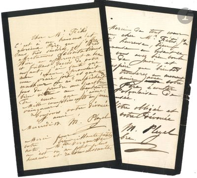 une vieille lettre portant une écriture manuscrite, posée sur une feuille de papier