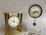 une petite horloge posée à côté d'une autre, plus petite, sur une table