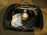 une bouteille de liquide et un tuyau dans une boîte noire