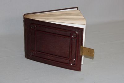 un petit livre posé sur une table