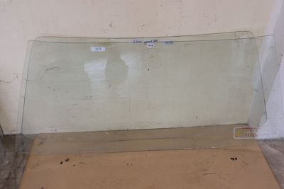 une vitrine en verre posée au sol près d'un mur
