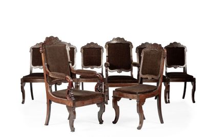 lot de six chaises avec coussins de dossier rembourrés et pieds en bois sculpté