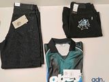 trois paires de vêtements pour homme exposées sur une table