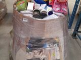 un grand sac rempli d'articles posé sur une palette dans un entrepôt