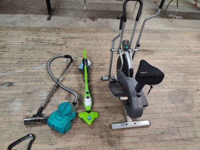 deux vélos d'appartement et un aspirateur par terre