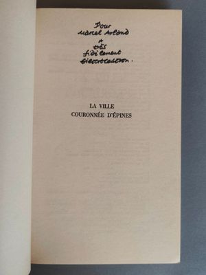 un livre ouvert avec une écriture dessus, posé sur une table