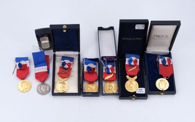 trois médailles et une médaille dans un cadre noir sur un fond blanc