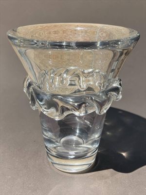 un vase en verre posé sur une table