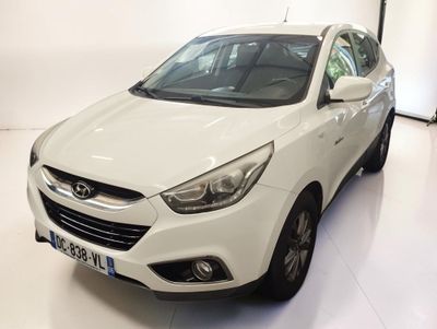 une photo d'une voiture blanche dans une pièce blanche