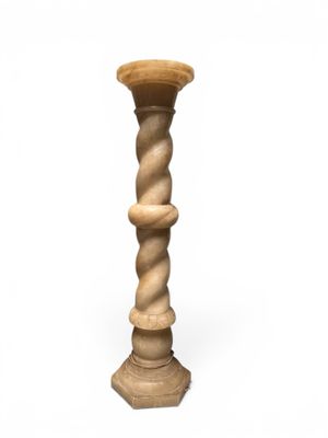 un grand bougeoir en bois sur fond blanc